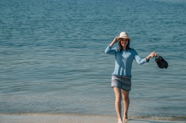 Kumsalda Yürüyen Genç Kadın