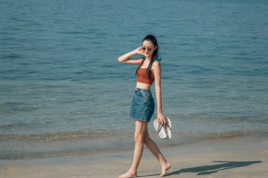 Rahat kız sahilde yürüyor.