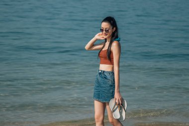 Rahat kız sahilde yürüyor.