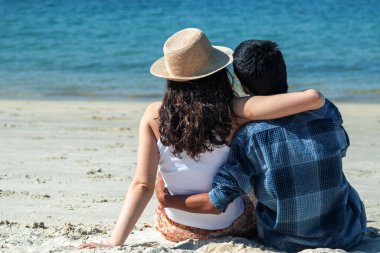 Çift sahilde sarılma aşık