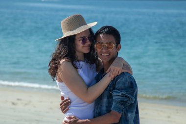 Çift sahilde sarılma aşık