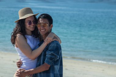 Çift sahilde sarılma aşık