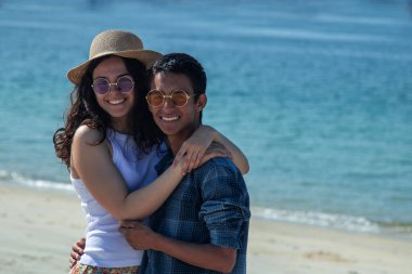 Çift sahilde sarılma aşık