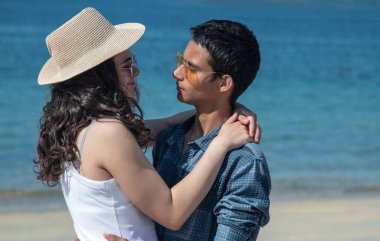 Çift sahilde sarılma aşık