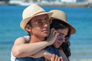 Kumsalda kucaklaşan mutlu genç çift