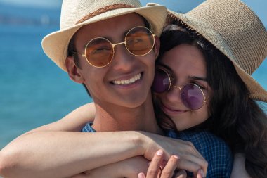 Kumsalda kucaklaşan mutlu genç çift