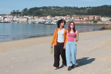 El ele tutuşan çift kumsalda rahatça yürüyor.