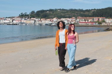 El ele tutuşan çift kumsalda rahatça yürüyor.