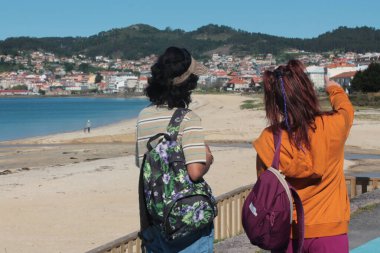Bir çift gezgin turist manzaranın tadını çıkarıyor ve bir yön gösteriyor.