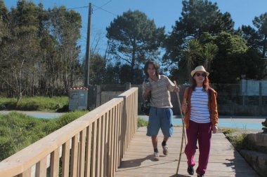 Dağlarda yürüyüş yapan çift.