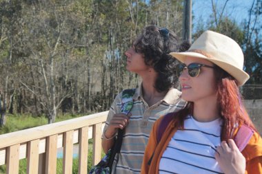 Dağlarda yürüyüş yapan çift.