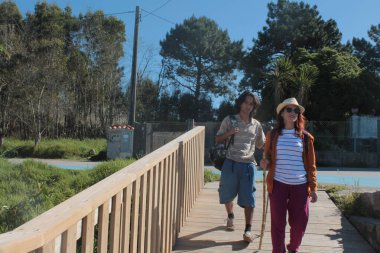 Dağlarda yürüyüş yapan çift.