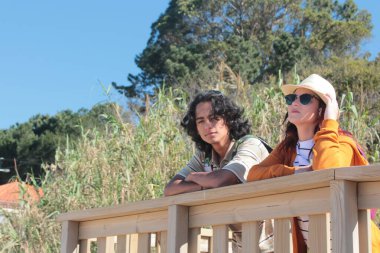 Dağlarda yürüyüş yapan çift.