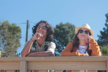 Sırt çantalı turistler doğanın tadını çıkarıyor.