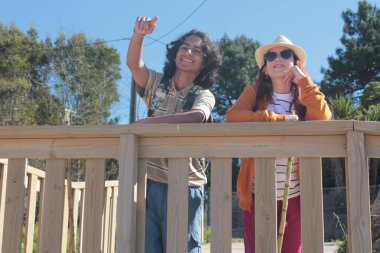 Sırt çantalı turistler doğanın tadını çıkarıyor.