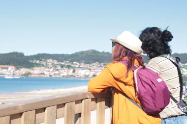 Sırt çantalı çift doğanın tadını çıkarıyor.