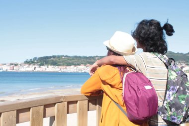 Sırt çantalı çift doğanın tadını çıkarıyor.