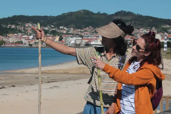 Bir çift gezgin turist manzaranın tadını çıkarıyor ve bir yön gösteriyor.