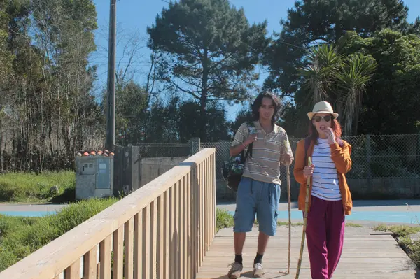 Dağlarda yürüyüş yapan çift.