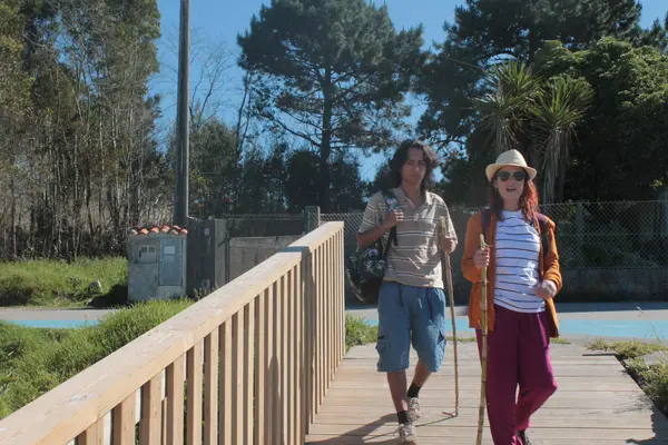 Dağlarda yürüyüş yapan çift.