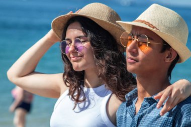 Kumsalda aşk zevk genç çift