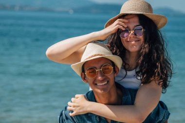 Genç çift sahilde harika bir gün geçiriyor.