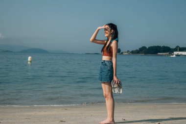 Ufku tarayan genç kadın