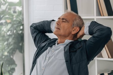 Ofiste ya da işyerinde rahat bir iş adamı