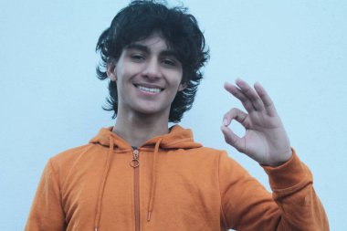 Latin asıllı genç adam elleriyle 