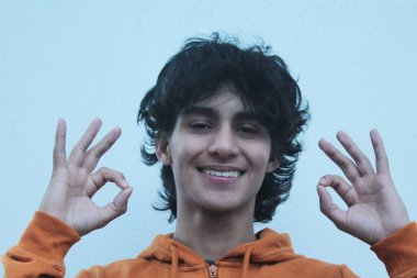 Delikanlı elleriyle 