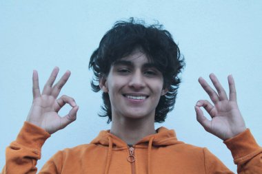 Delikanlı elleriyle 