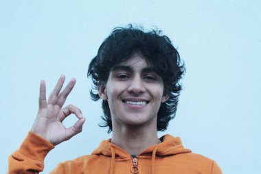 Latin asıllı genç adam elleriyle 