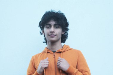 Duvarda poz veren şehirli genç adam.