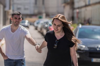 Birbirine aşık genç bir çift el ele yürüyor. Aşkı temsil eden fotoğrafçılık