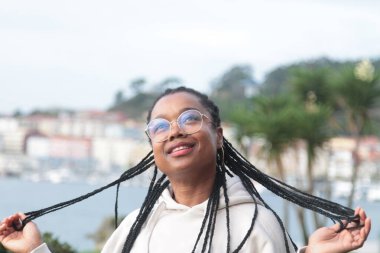 olan dreadlocks sokakta kadın