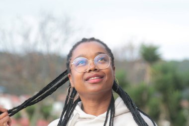 olan dreadlocks sokakta kadın