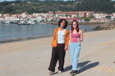 Kumsalda rahat ve mutlu yürüyen bir çift.