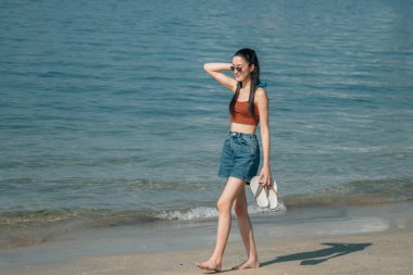 Kumsalda Yürüyen Genç Kadın