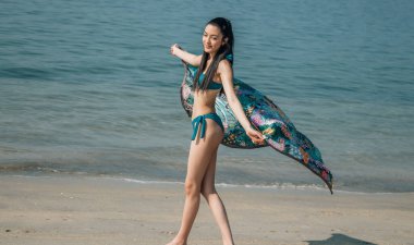 İnsanlar, yaz ve mayo konsepti - bikinili bir kadın ve plajda pareo.