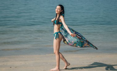 İnsanlar, yaz ve mayo konsepti - bikinili bir kadın ve plajda pareo.