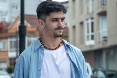 Sokaktaki Çekici Yakışıklı Adam 'ın Portresi