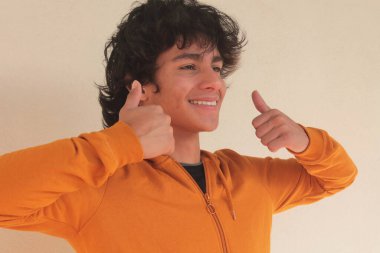 Onaylı ya da onaylı genç adam.