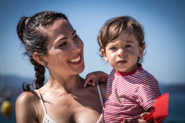 Anne ve oğlu sahilde mutlu.