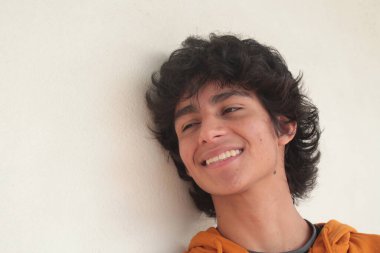 İzole edilmiş genç Latin adamın portresi.