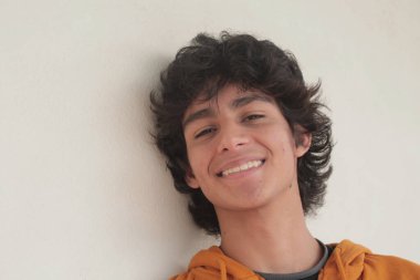 İzole edilmiş genç Latin adamın portresi.