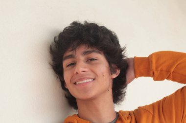 İzole edilmiş genç Latin adamın portresi.