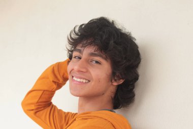 İzole edilmiş genç Latin adamın portresi.