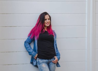 Duvarda kot elbiseli şehir kadını