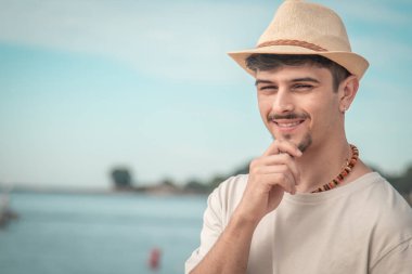 Deniz geçmişi olan düşünceli bir genç adam.