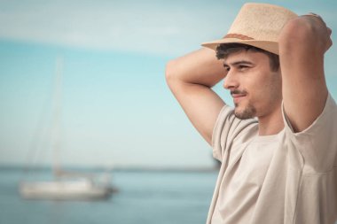 Bedava gülümseyen genç adam plajda